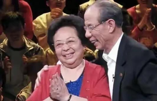 不顾世俗娶大6岁离异带娃妻子，相守51年金婚，魏宗万一路走好提起魏宗万老师，很