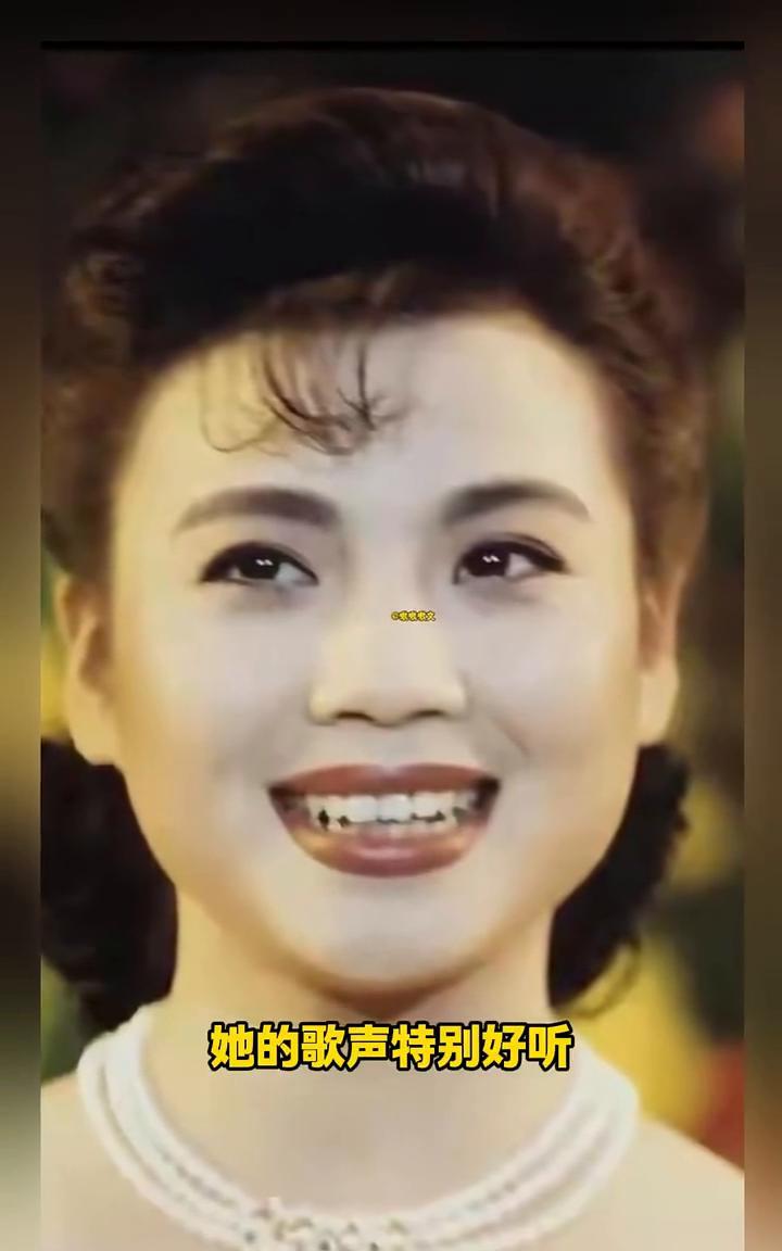 张也年轻的时候好美，那个时候很瘦，五官很漂亮，一笑倾国倾城，气质优雅的美女。她的