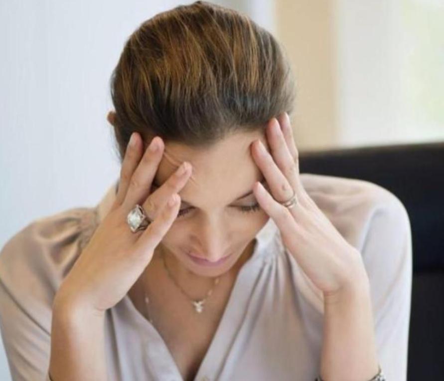 女性出现4个表现，可能进入衰老期了！请提前做好心理准备女性身体进入衰老期，有