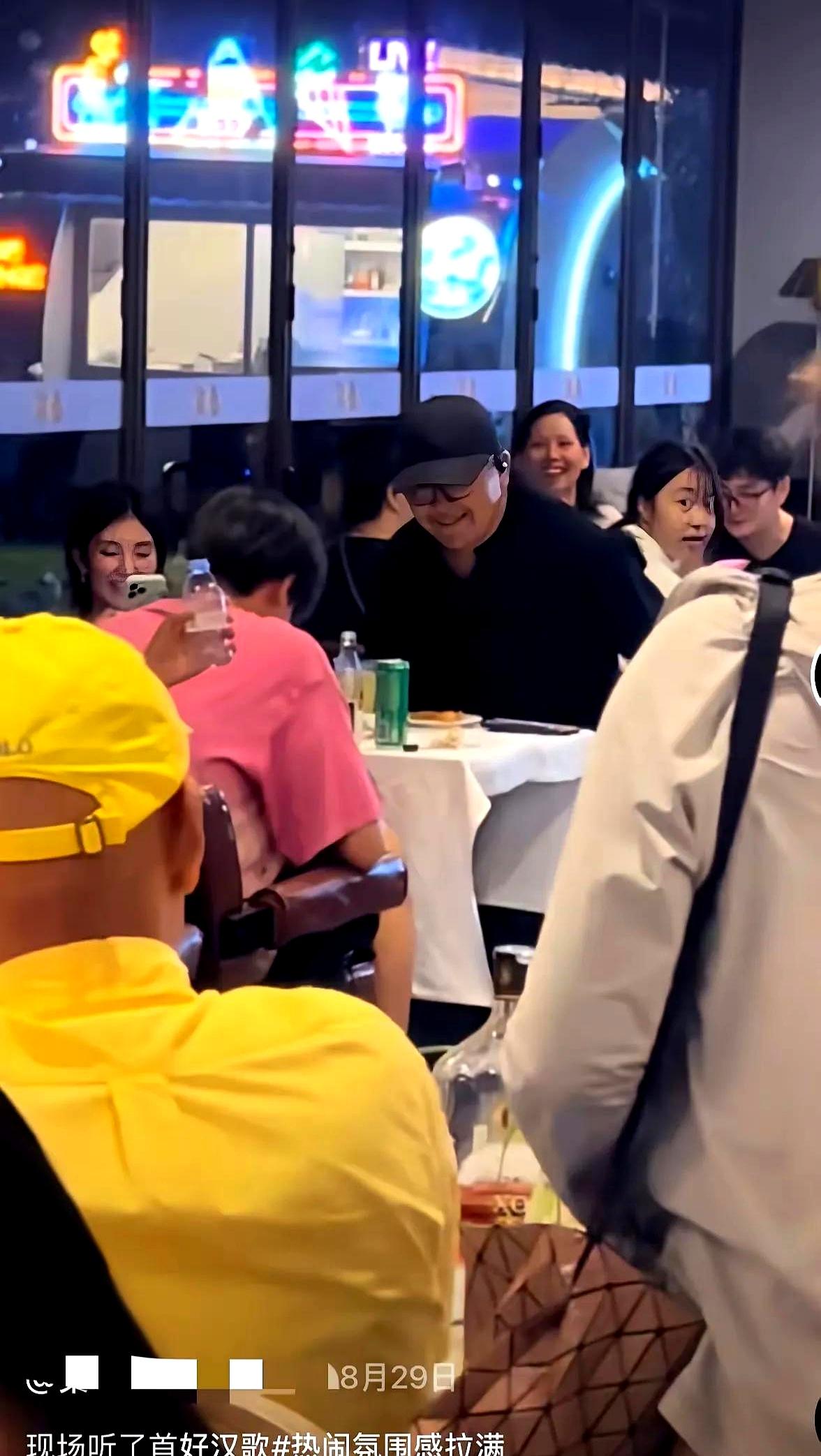 看了那张8月29日的偶遇照，心里一下就酸了。网友在餐馆遇到刘欢，他自己拉开椅子