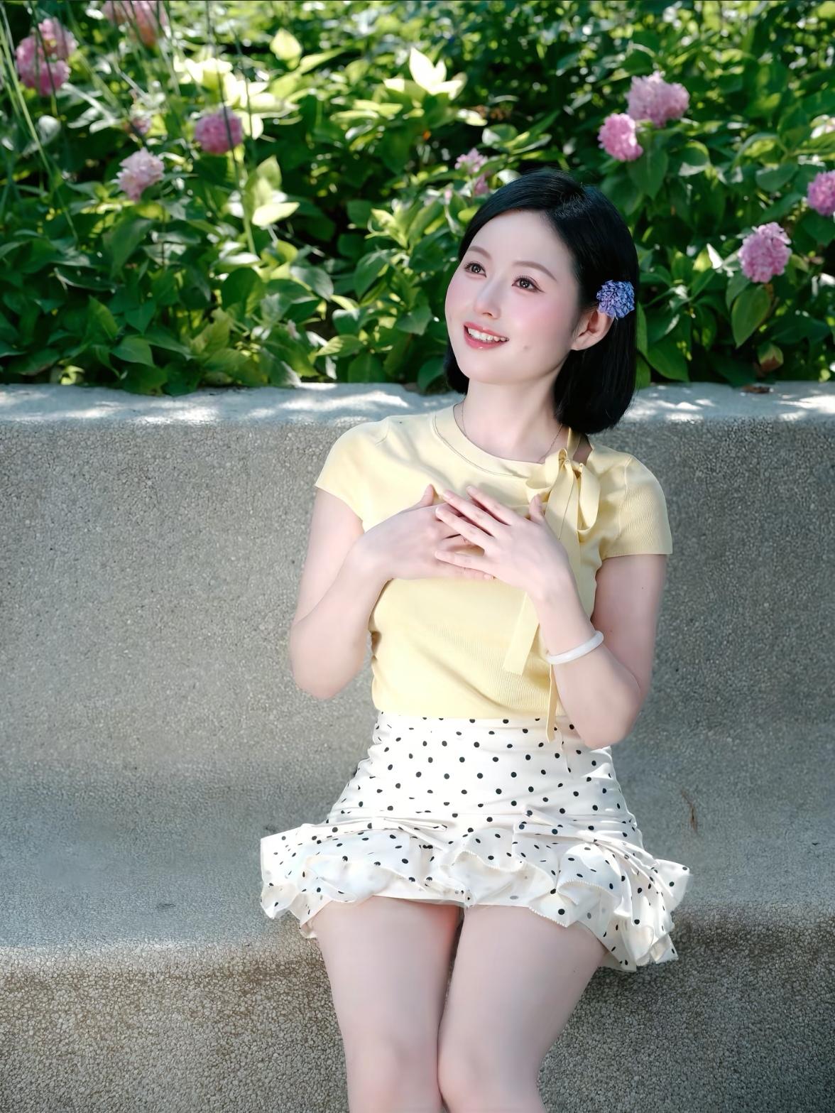 阳光下的甜美少女，花丛中的微笑