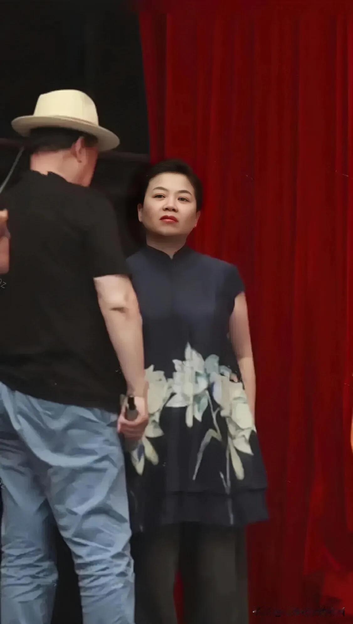 难得一见女歌唱家张也这么可爱的一面，她个子不是很高挑，生起气来可不得了，一副惹不