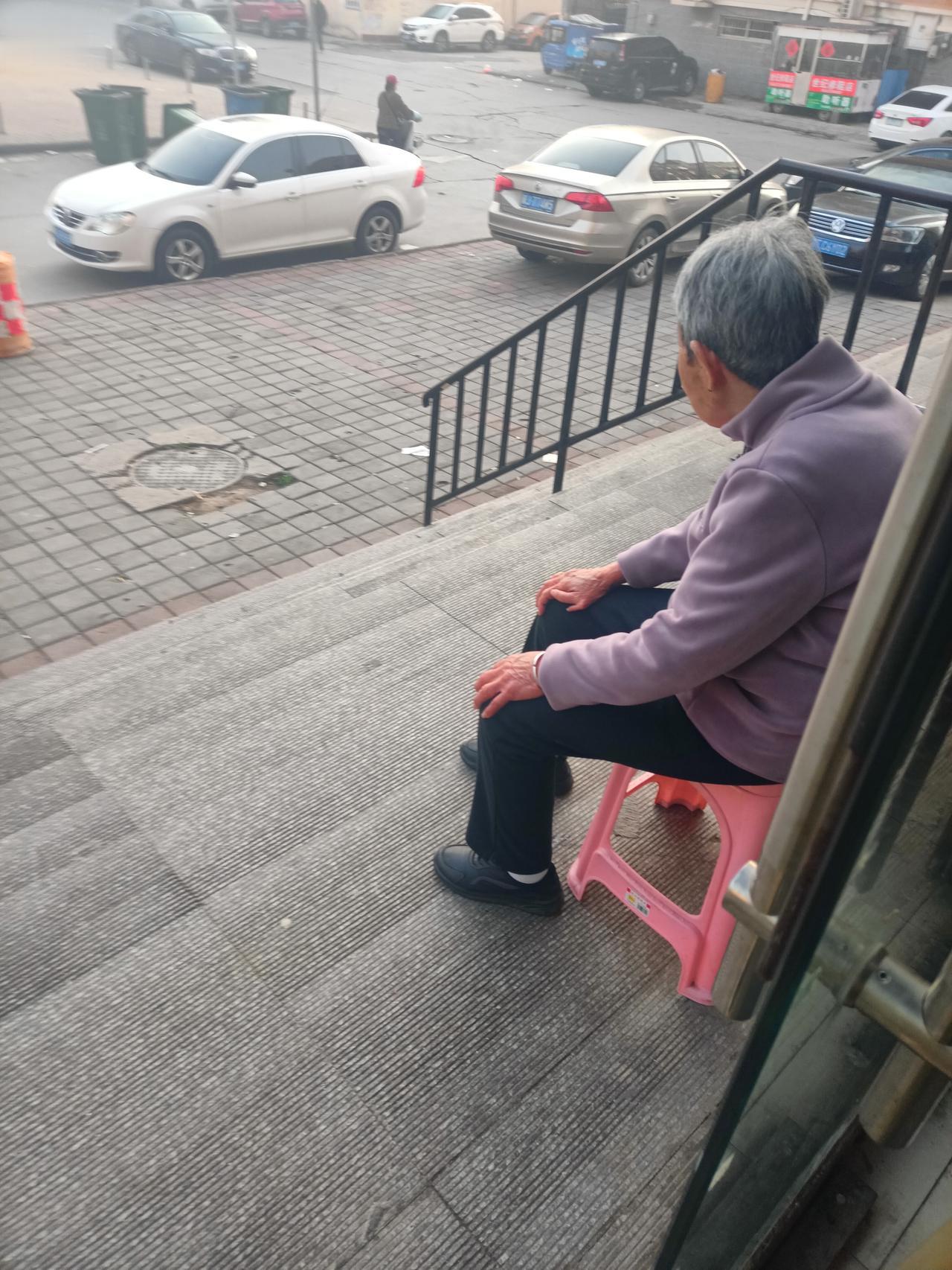 邻居有人在敲门，对话有点意思！当当当，然后是一个中年妇女的声音：开门！（估计