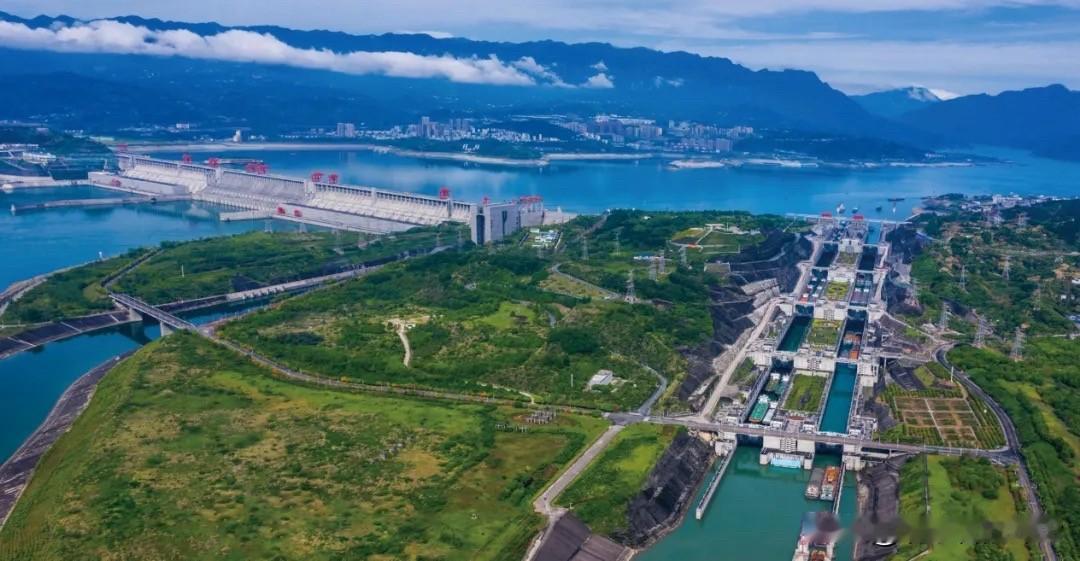 这两年，国内再次掀起大基建高潮，一大批重大项目上马，引发世界关注。去年，投资