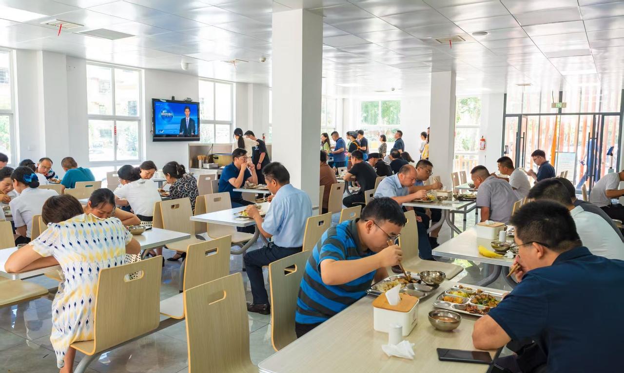 【#湖北一地公务一律扫码吃食堂#】6月9日中午，宜昌市夷陵区三斗坪镇政府食堂，勘