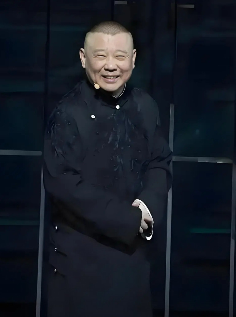 其实曹云金离开德云社的最主要的原因是，对郭德纲发的薪酬不满意，感觉自己非常卖力气