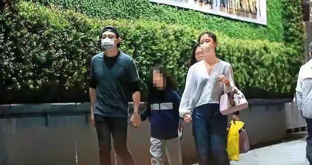 林心如一家三口逛街，幸福满溢超温馨近日，林心如一家三口逛街的画面被媒体捕捉到