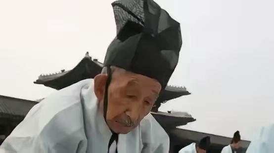 73岁,头发胡子全白了,他终于熬到了金榜题名,殿试第三名,探花。皇帝一看这老头,