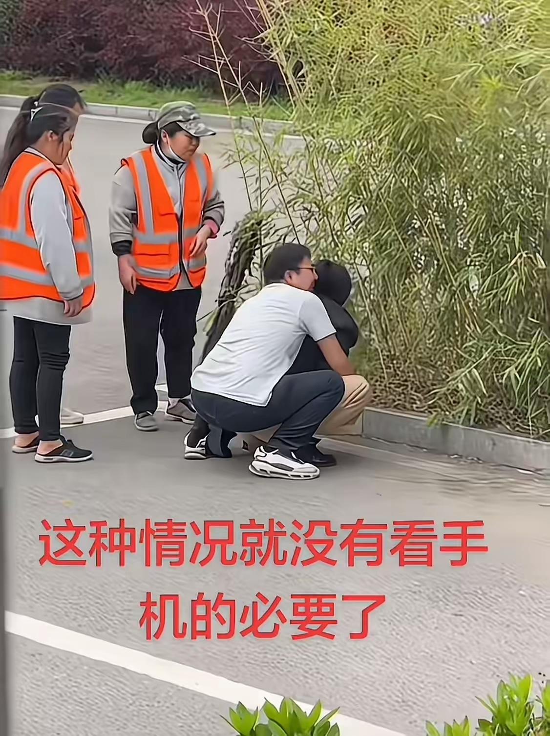 好好开车不行吗？非要因为一部手机闹得面红耳赤，实在让人唏嘘。夫妻俩行车途中，丈夫
