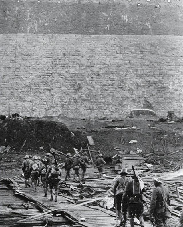 1937年，日军轮流侮辱了郑明德的嫂子，还逼迫他举着蜡烛照明，睁大眼睛看着他们的