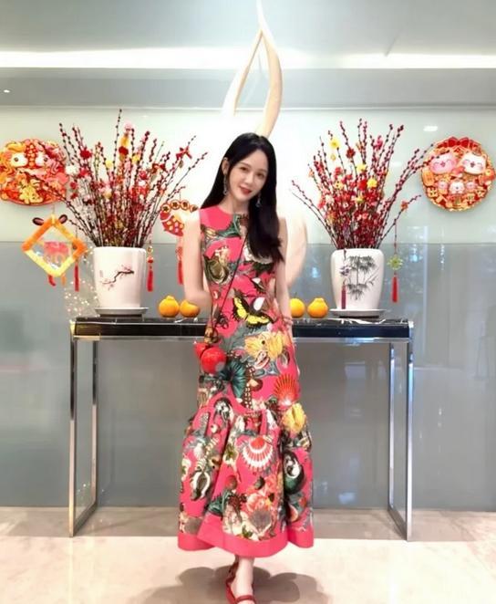 最可怕的不是变老，而是明明才三十几岁，就开始放任自己。看看40多岁的陈乔恩，最