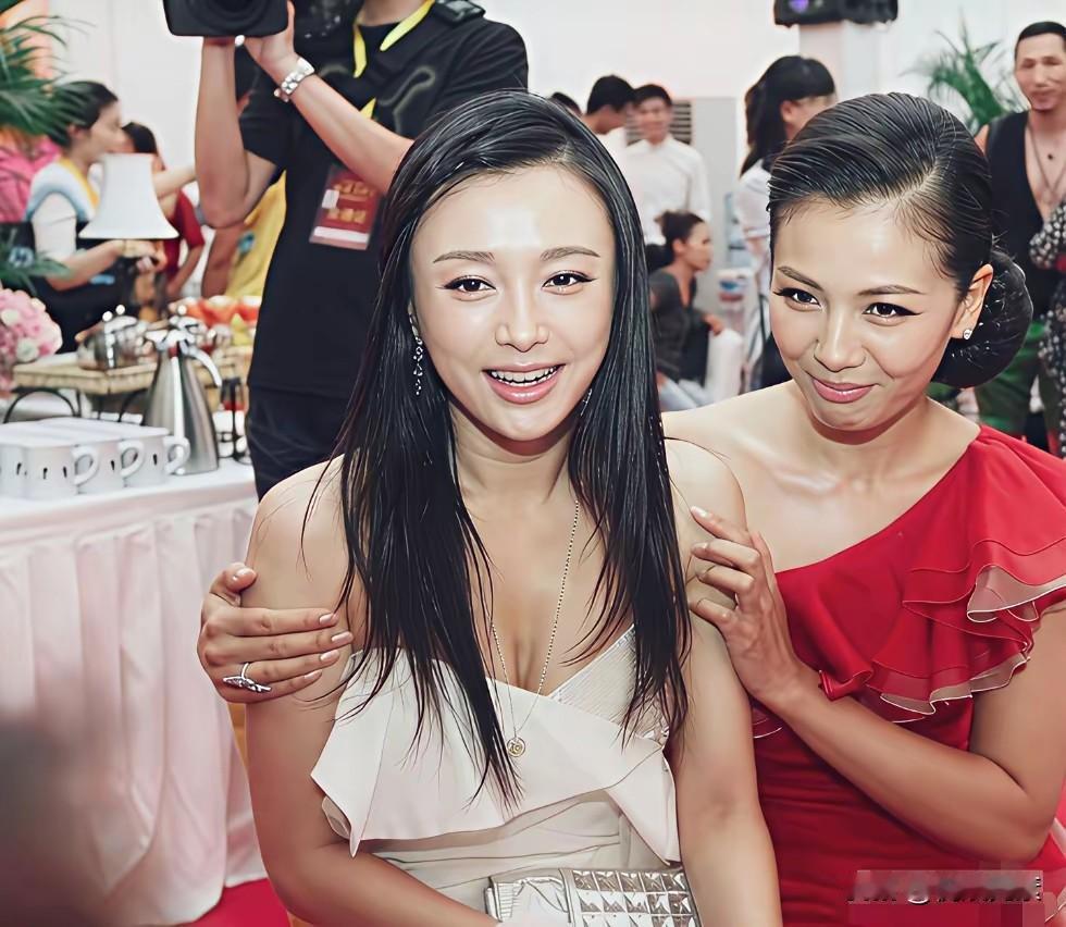 早期的秦岚和刘涛还比较青涩，也很普通。如今是又白嫩又丰满，比年轻时更加富有