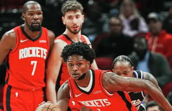 表面看着阿门灾难性发挥，实际上最终鬼魁祸首乌度卡说实在的，上赛季小贾伤了，你