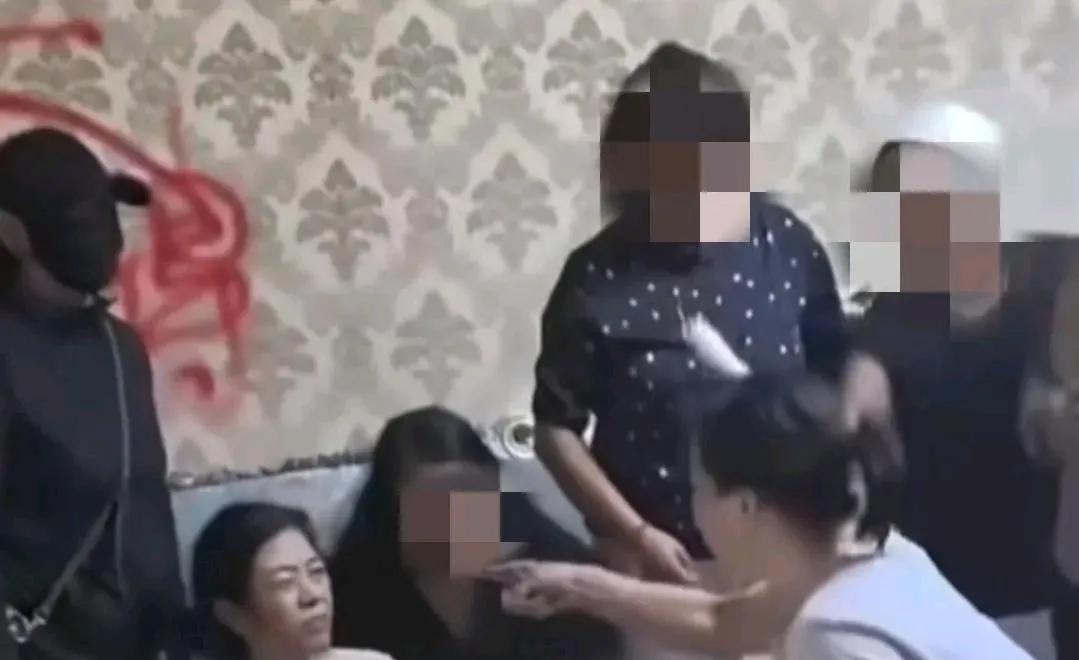 网上看到的，沧州刘某瑶的婆婆跪在儿媳妇的面前，身边一群妇女在数落她！张某表情痛