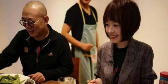 有一回，鲁豫去李连杰家里吃饭。鲁豫夹了片火腿吃，李连杰就说：“你眼光真好，这一口