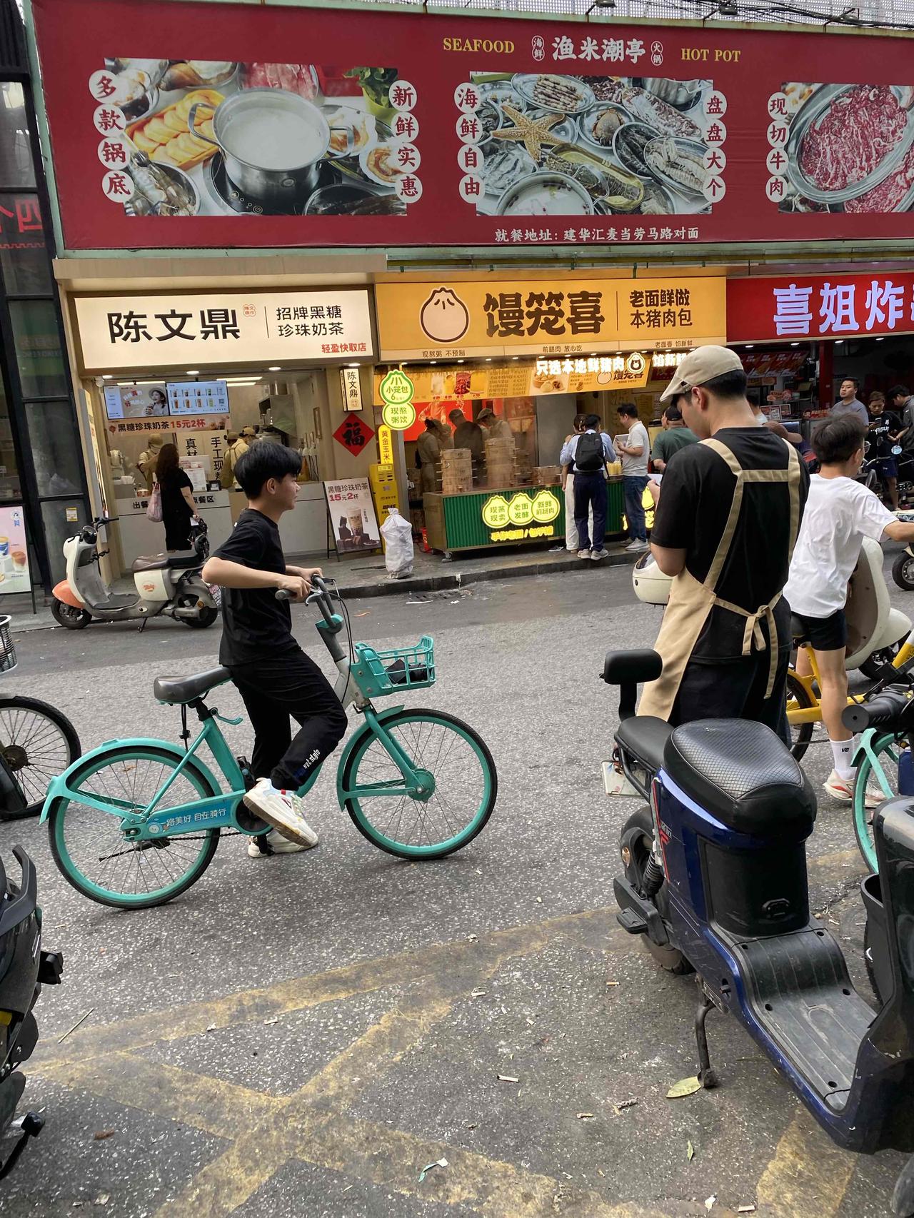 现在什么生意好做？卖早点的生意就特别好。这家新开的包子铺天天都要排队买，说是