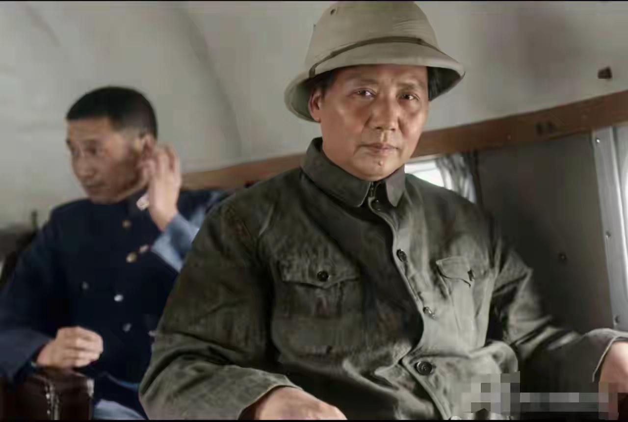 看照这是伟人去重庆谈判时的情景也是一生中为数不多的乘坐飞机的时刻看看毛主席的