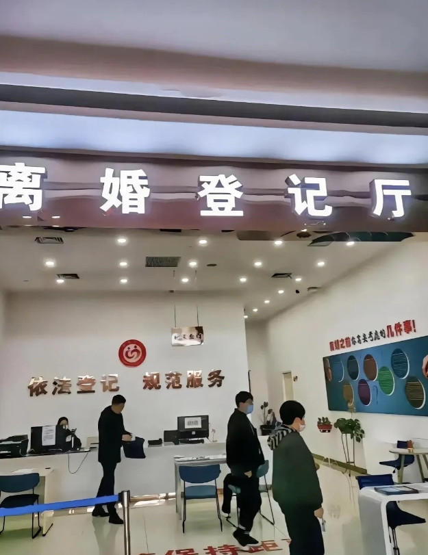 楼下张哥离婚了。事情起因是他父亲卧床养病近两年，他一直希望妻子能辞掉超市收银的工