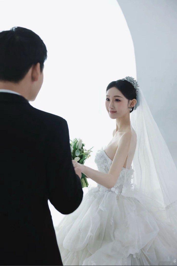 陈雪凝跟老公李瑞滨真的就是说明，家花再香也不如野花？上一年12月份跟前女友拍