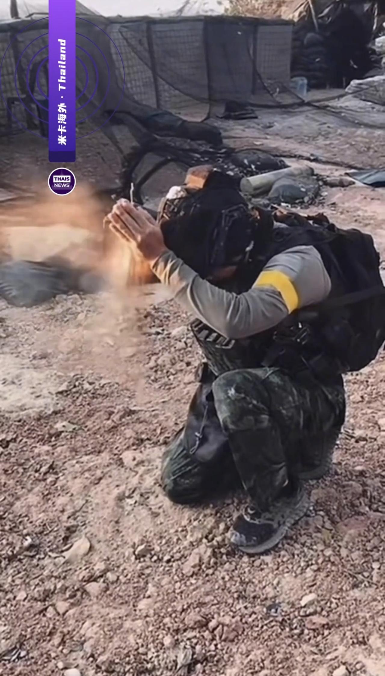 泰国终于一举夺回了，丢失百年的故土，士兵进入下跪手捧泥土：纪念阵亡将士。在近