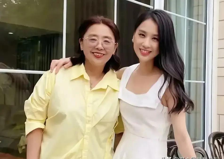 黄圣依说过父母在她9岁以后，当访问学者去国外深造就经常不在家，她基本是作为留守儿