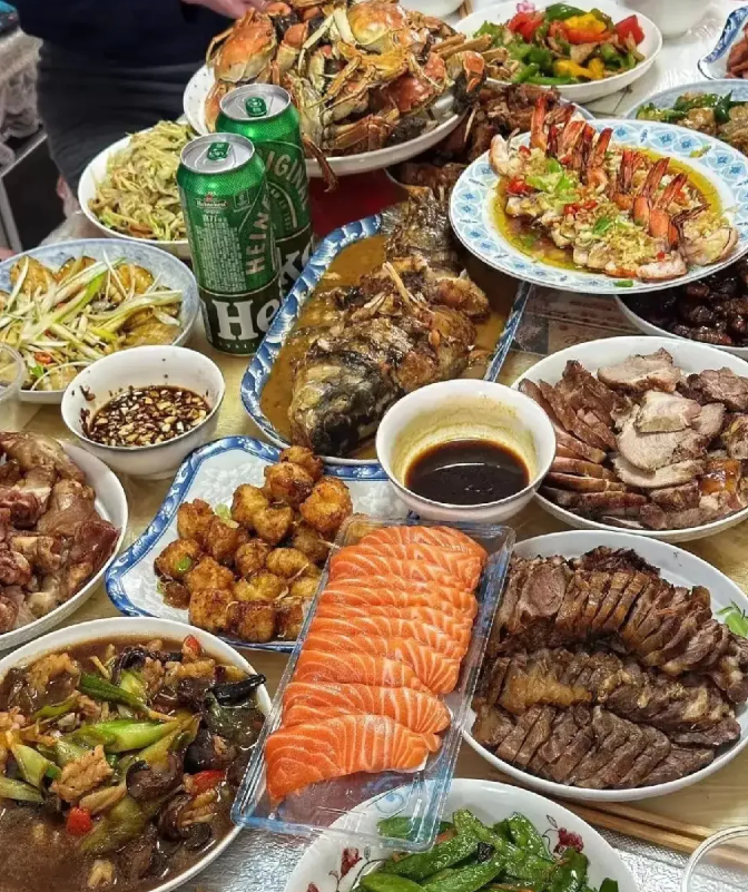 都说这一桌美食是东北菜我不信都没有铁锅炖大鹅也没有去皮西瓜弄一盘肯定不是