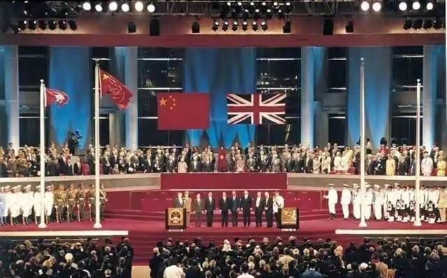 当年条约早写得明明白白，香港岛是永久割让给英国的土地。可结果呢？1997年，香港