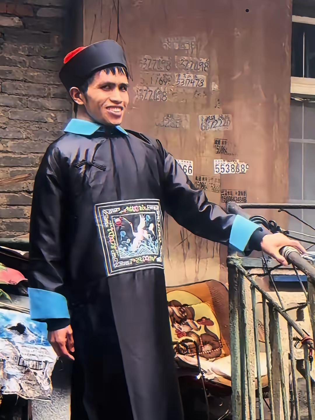 “我看了三遍，越看越像那个……”广西老表穿官服照片刷屏，网友：不管他是哪里人，那