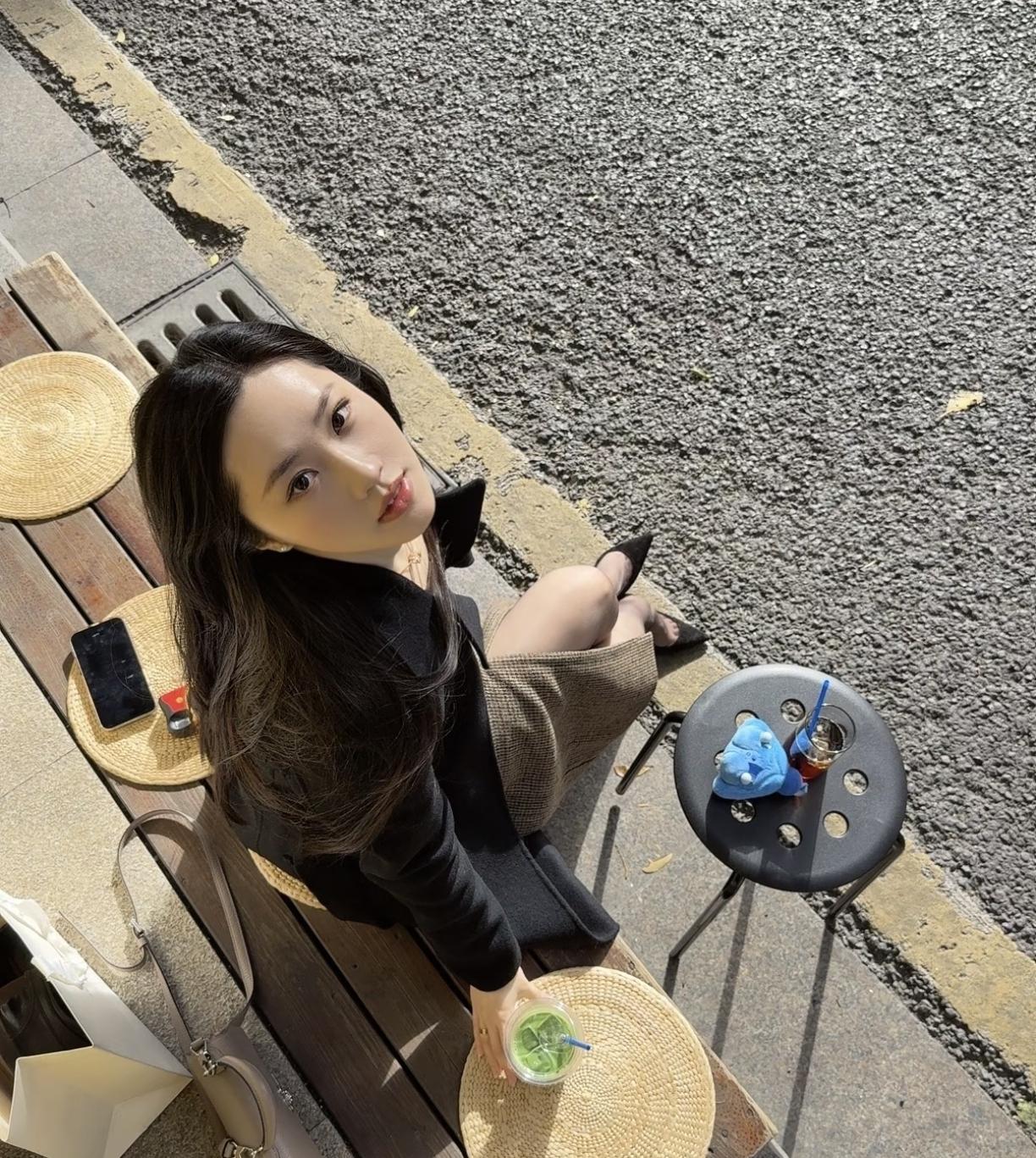 蝶恋花·观影黑丝半掩莲步缓，闲坐长街，意态生慵懒。日色轻描红袖暖，黄墙映