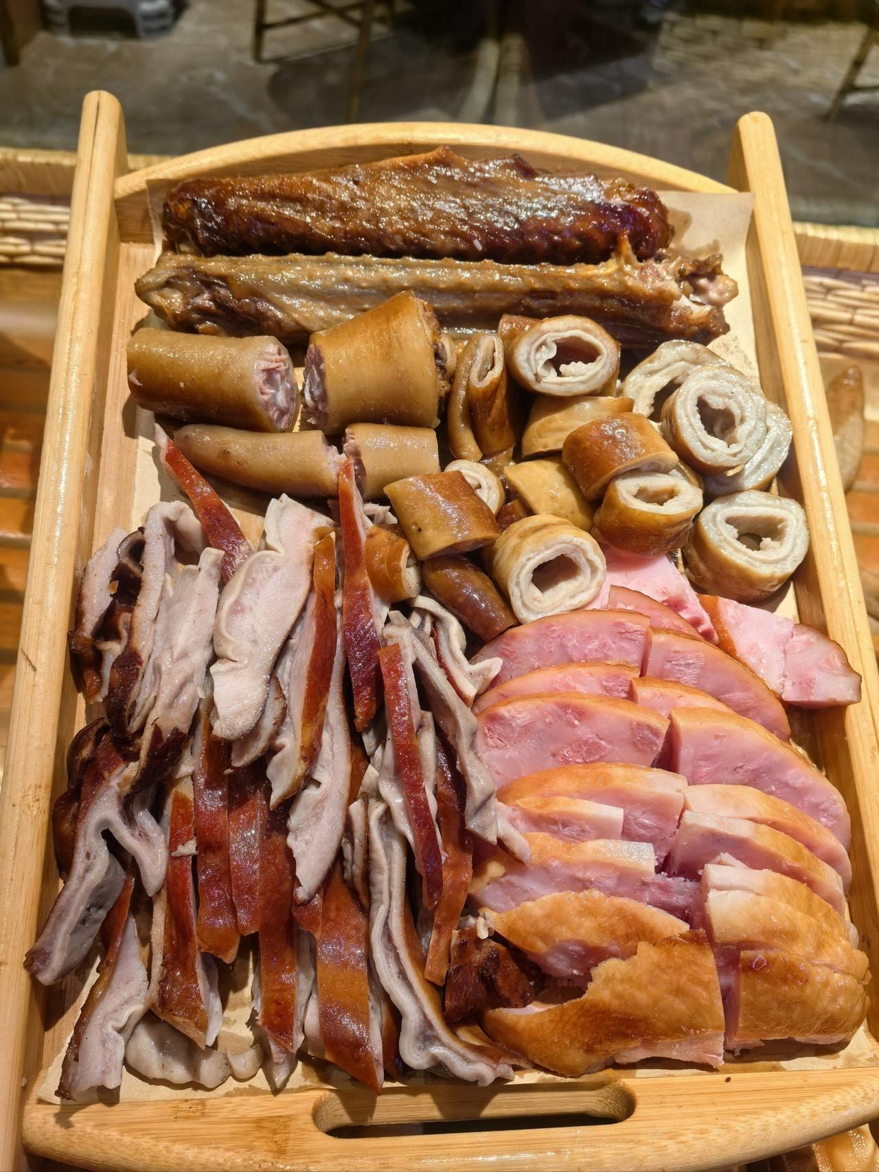 每年过年，做好几个菜，吃不了，又剩下，扔了吧，舍不得，不扔吧，不想吃。所以，