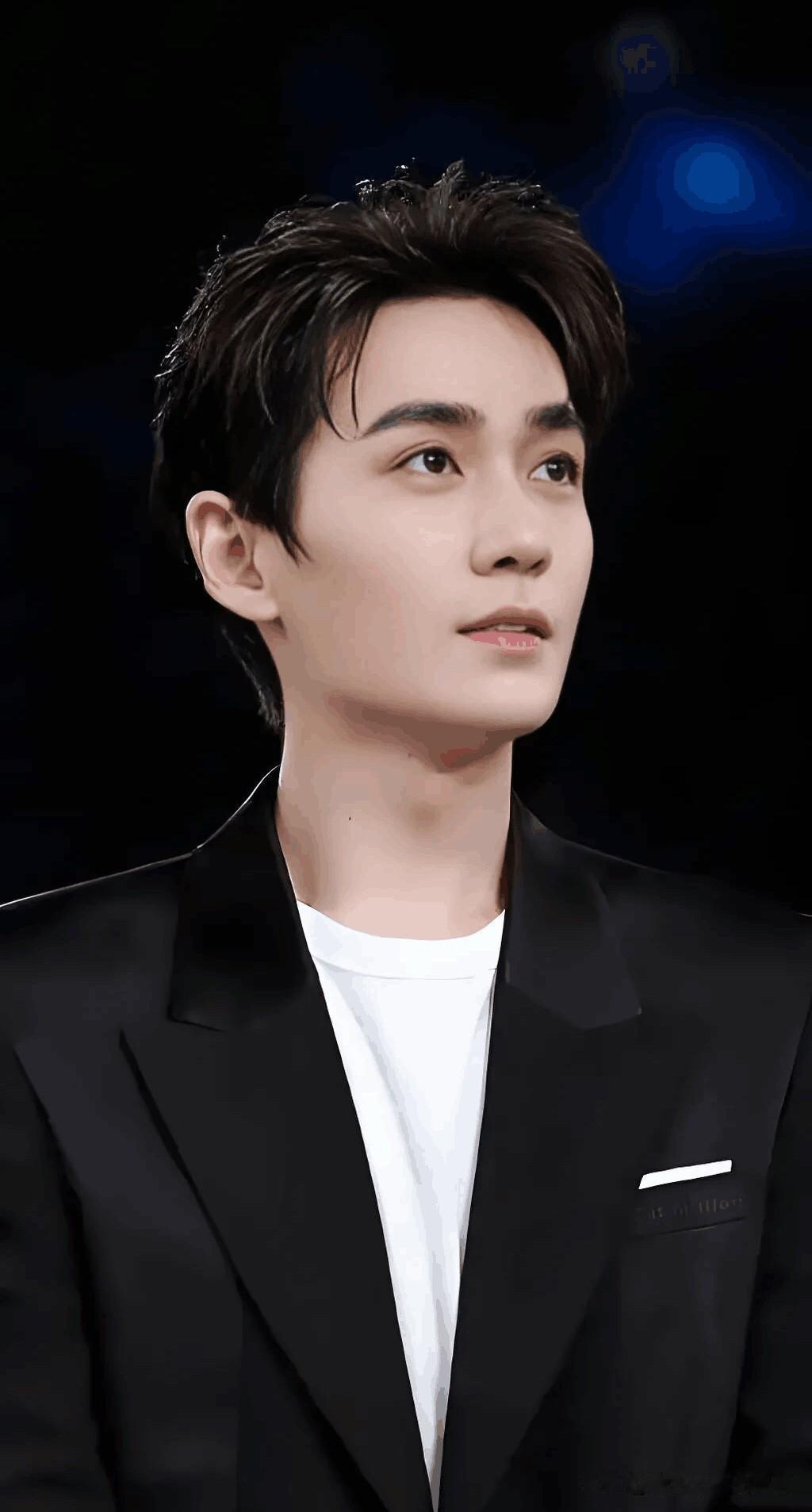 都是80后的男演员，第一眼看上去还是觉得朱一龙帅气，他颜值高有气质，但是演技没有