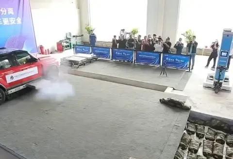 #电池弹射技术引发争议#这项技术是谁想出来的了？真是大聪明啊！电池在遇到紧