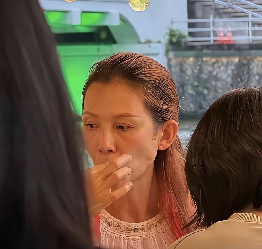 53岁的蔡少芬的素颜状态，直观感受女人上了年纪不能太瘦远远望去，依旧能看出