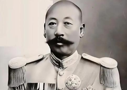 1912年，50岁的曹锟迎娶20岁的陈寒蕊。新婚之夜，曹锟沉沉睡去，留下新娘独自