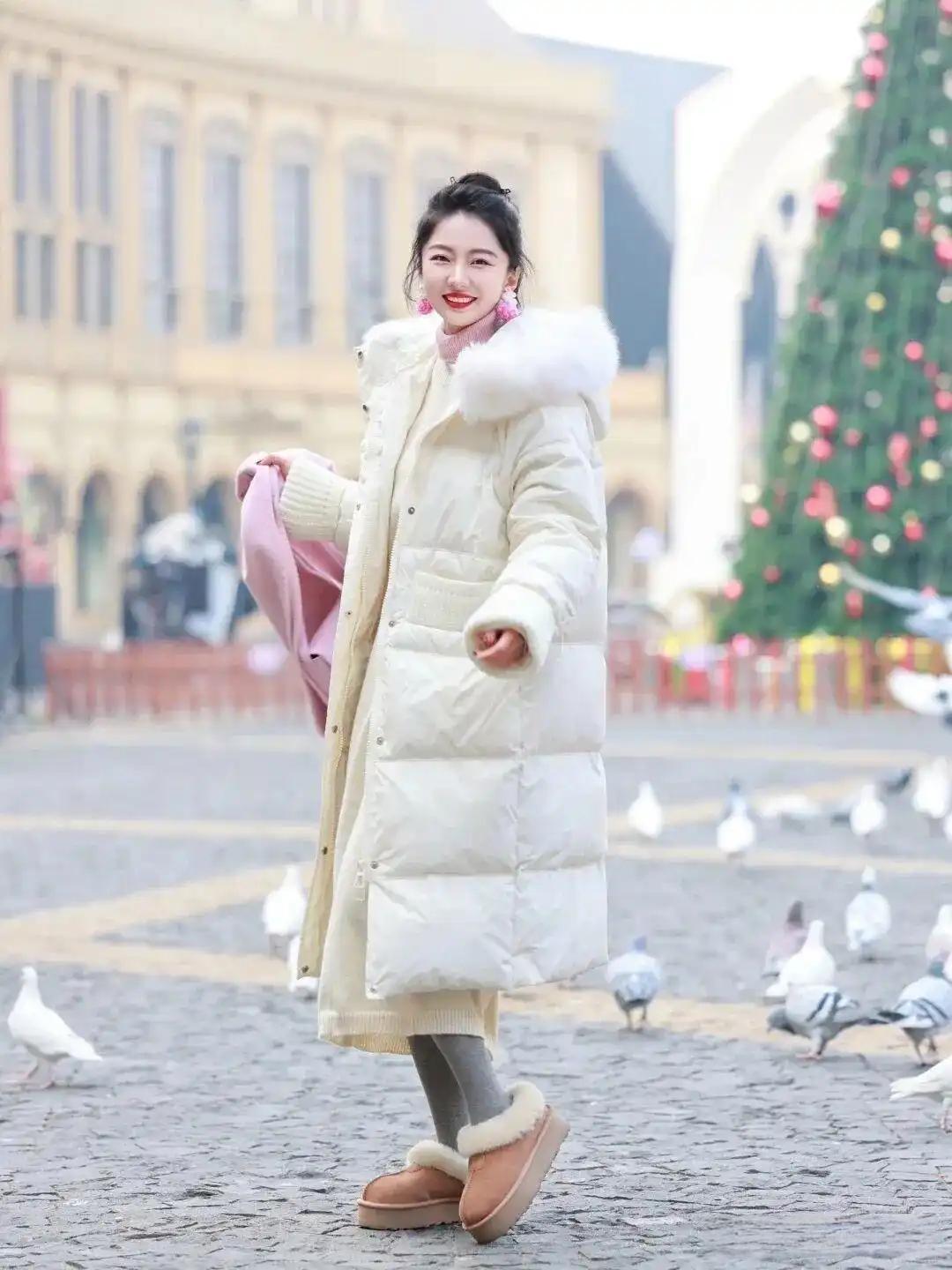今年冬天“长款羽绒服+半身裙”这对CP火出圈啦它将保暖与时尚完美融合通勤、