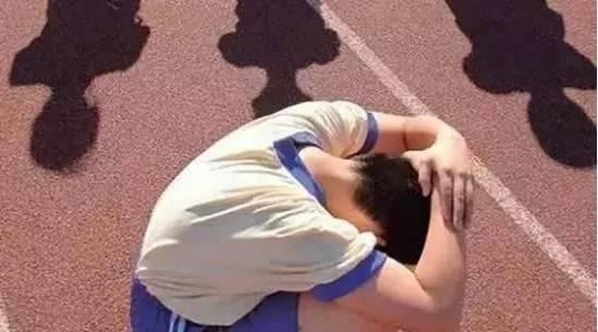 爸爸听到孩子说被欺负被欺负气冲冲就要报复 妈妈几句话就解决了问题