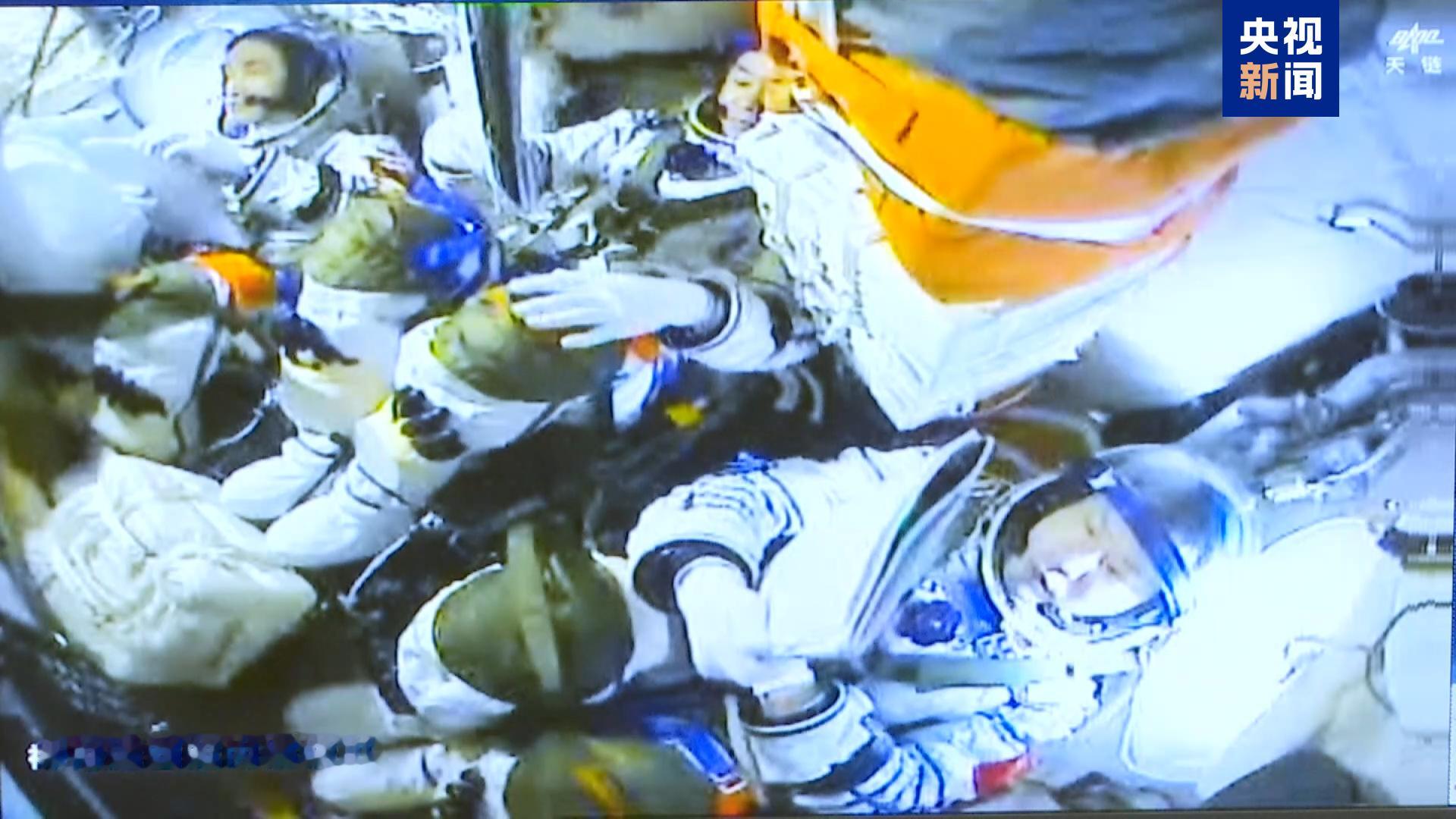 神舟二十号航天员乘坐神舟二十一号载人飞船撤离空间站画面，预计今天下午着陆东风着陆