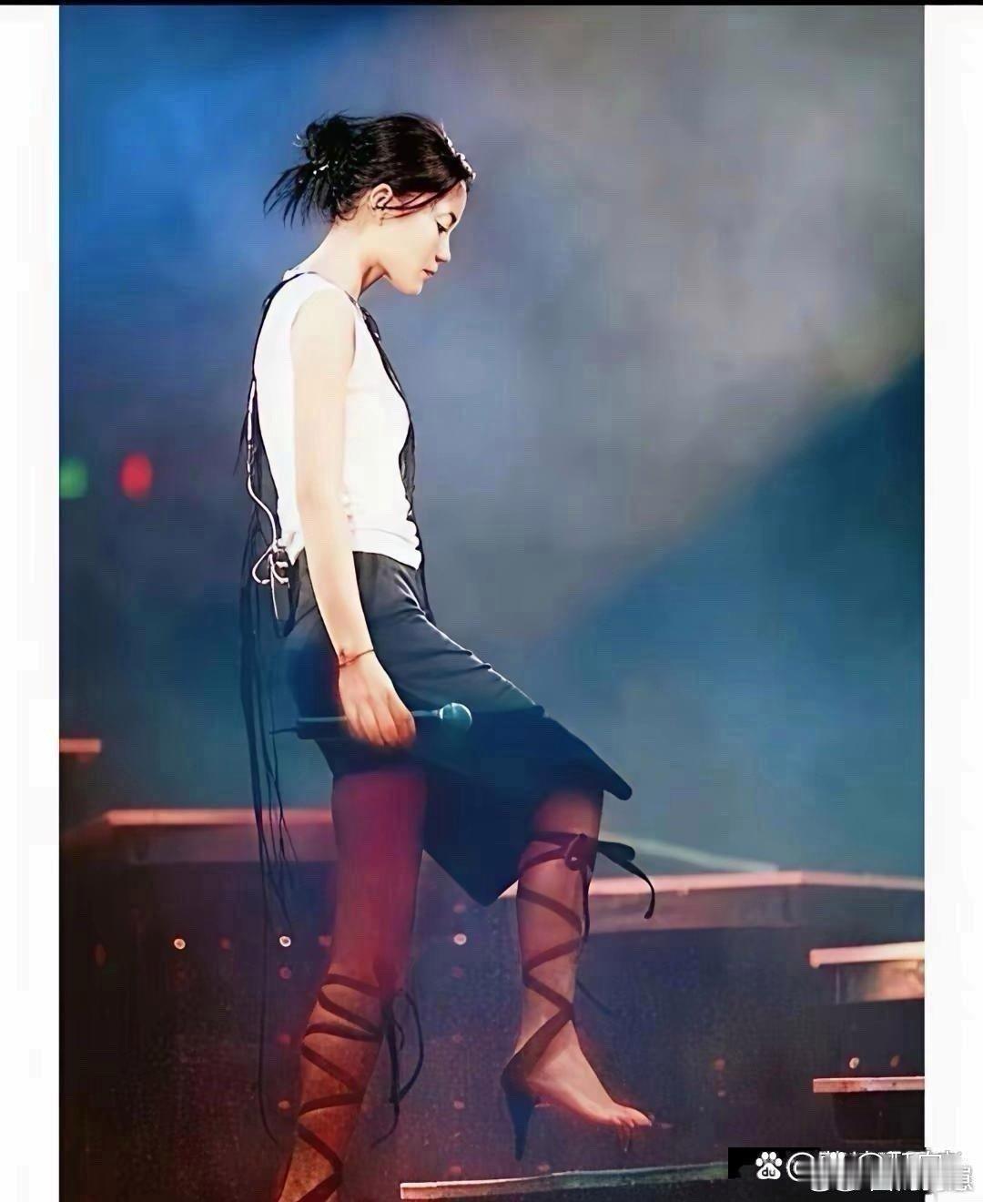 王菲也太敢了！演唱会踩无底高跟鞋登台，天后舞台气场直接拉满，又美又飒，就是忍不住