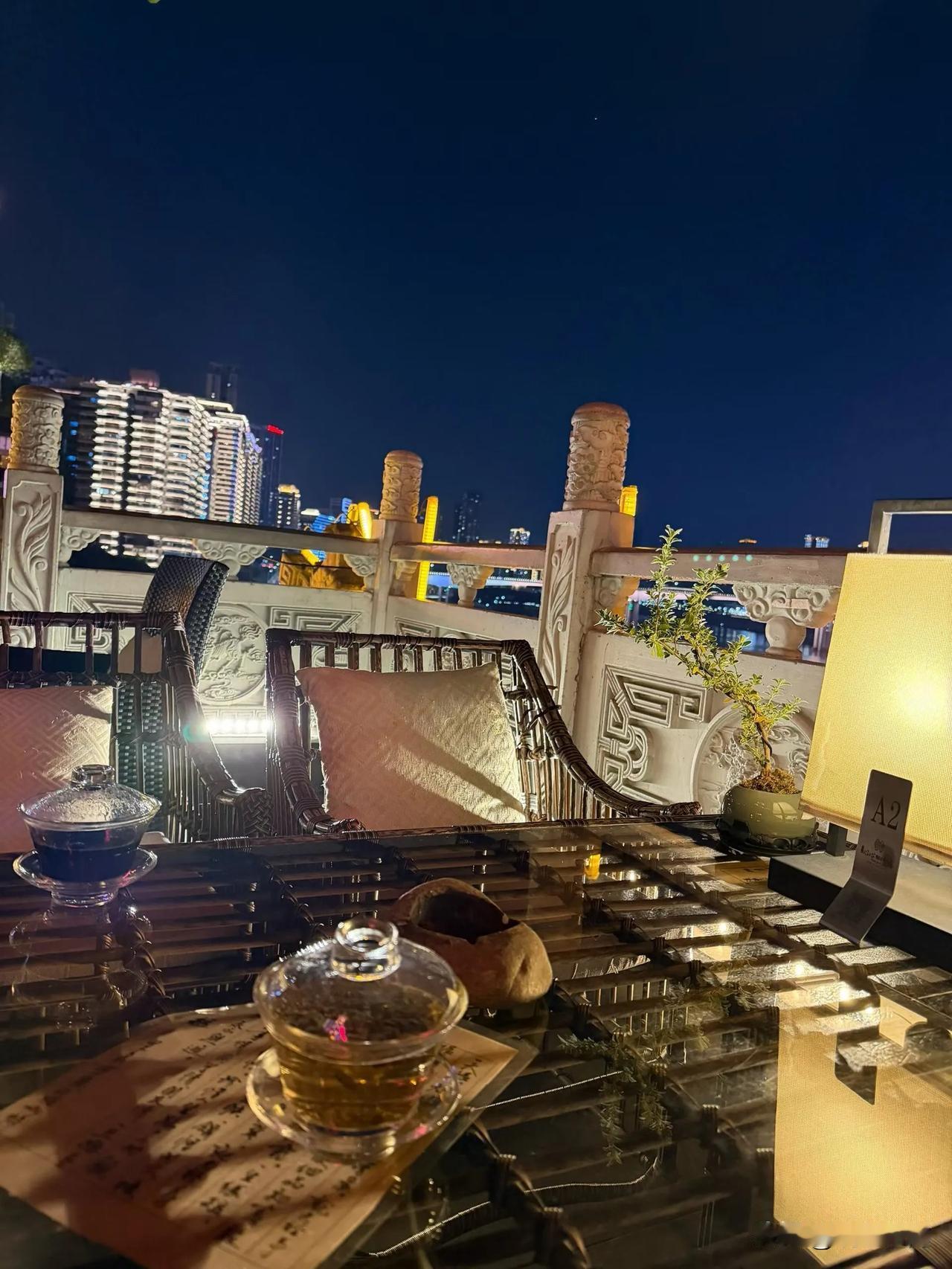 夜景不输长沙！猜猜这是哪个城市？吹吹风，喝喝茶，看看景，打打卡。