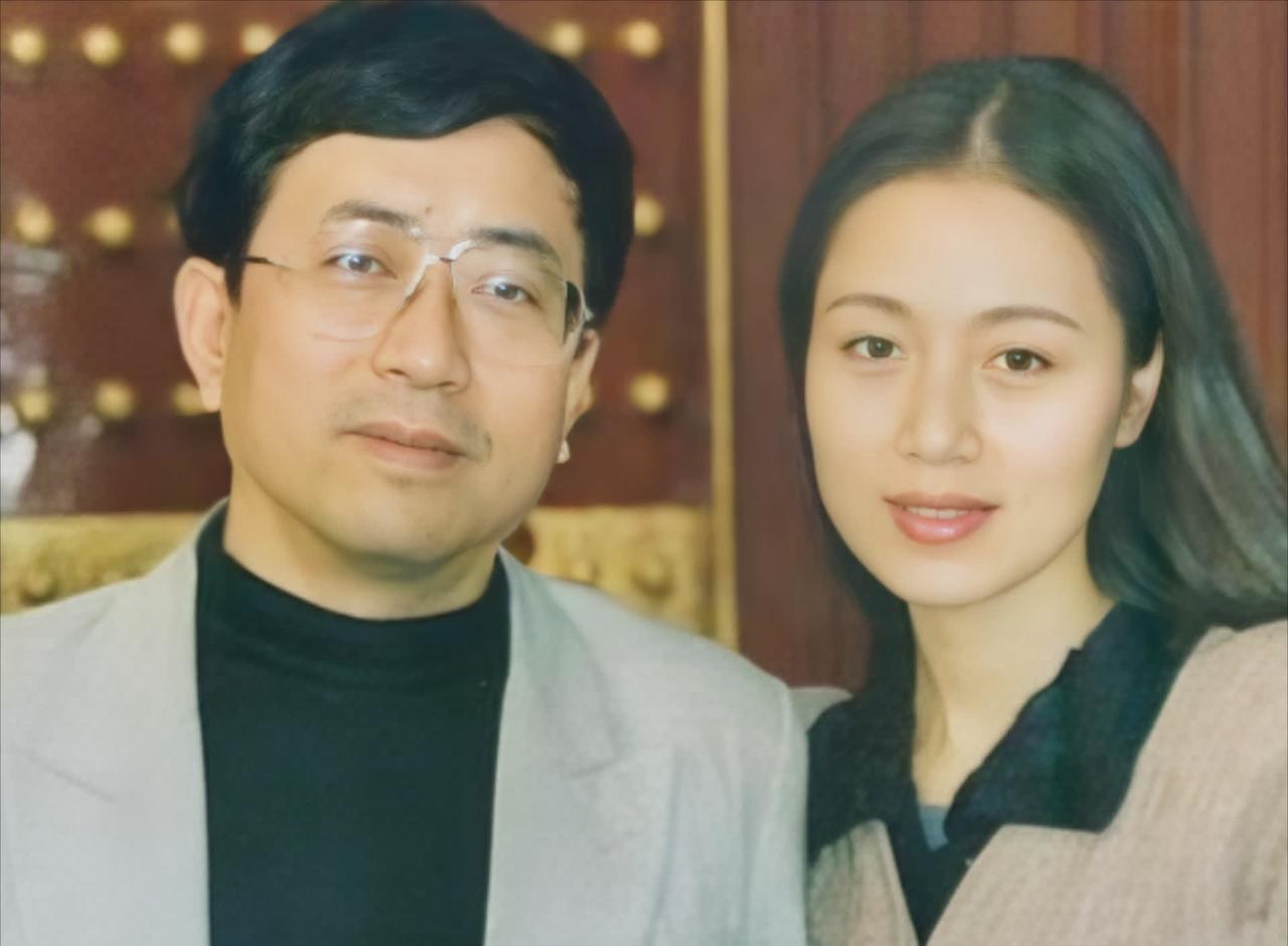 马兰当年男友车祸去世，余秋雨去帮忙料理后事，第一眼就被她素衣素颜的样子震住，回家