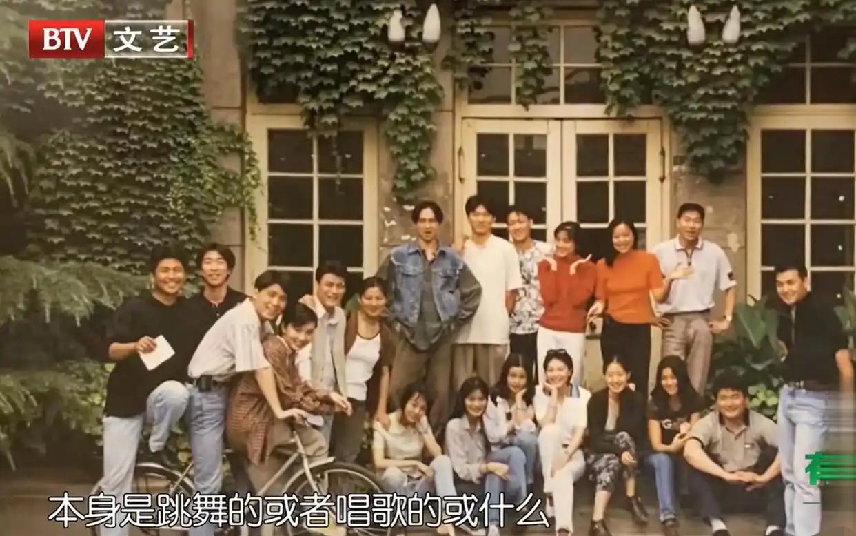 朱媛媛所在的中戏93表演班非常的团结友爱，早先唐旭曾身体患病，全班的人还一起募资