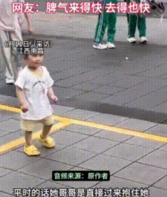 两岁的妹妹跟妈妈去接哥哥放学，哥哥快乐的奔过来，妹妹张开手臂迎向哥哥，刚刚下过雨