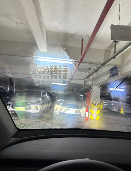 前风挡玻璃下雨开雨刮就有一格格正方形提车半个月，今天下雨看到正驾前风挡玻璃下雨