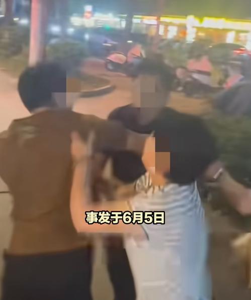 太欺负人了！6月20日报道，上海，李先生带着怀孕的老婆去餐馆吃饭，结果旁边桌一个