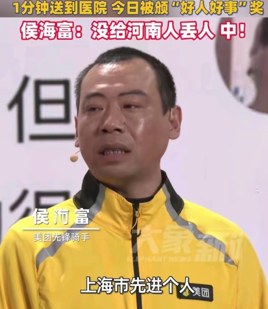 太惊险了！外卖小哥送餐途中，见路边一女人抱着脸已发黑的孩子嚎啕大哭，围观者急得跺