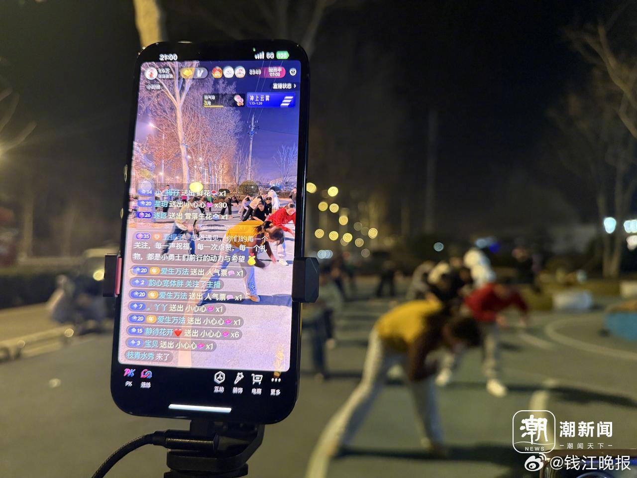 寒风中的“尬舞”父母：直播间里的每一分打赏，都是孩子的救命稻草