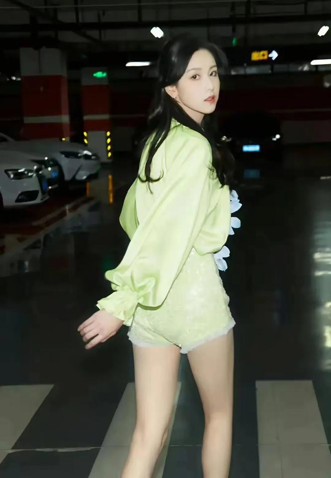 陈都灵的双腿堪称“骨感美学范本”，纤细笔直间透着少女的轻盈感，搭配白皙肌肤更显如