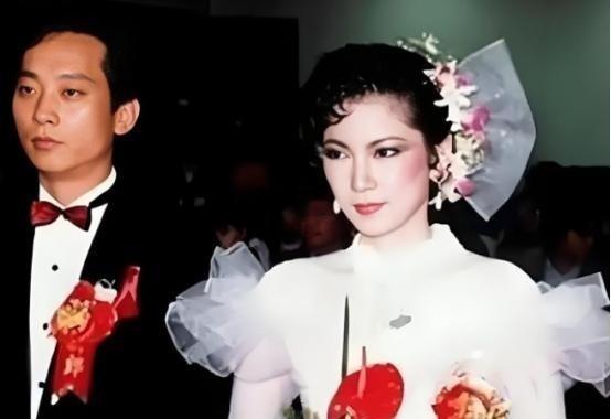 1985年，叛逃到台湾的空军飞行员萧天润和台湾美女张德芬结婚，他不光得到了台