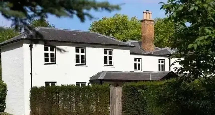 据王室传记作家汤姆·奎因所述，梅根对肯辛顿宫内那间简朴的诺丁汉小屋——婚后分配给