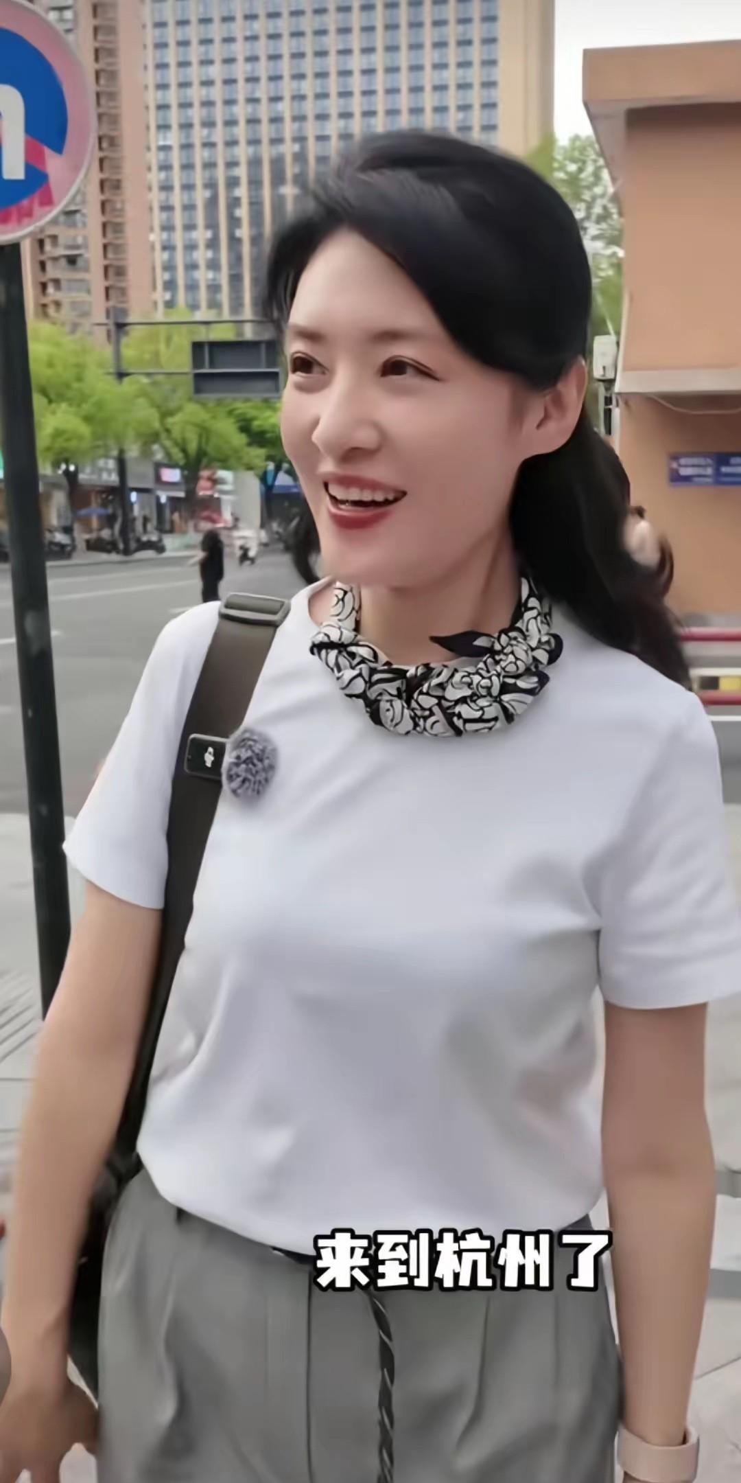 周涛出来旅游到了杭州，一身休闲装打扮，特别的大方，一点也看不出来她是快60岁的女